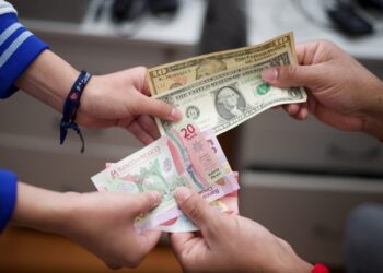 BBVA prevé caída de remesas en 2025 por menor migración mexicana a EE. UU.