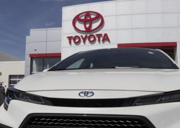 Toyota reduce 14% su pronóstico anual tras caída de ganancias por aranceles de Trump