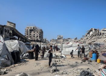 Israel presiona con ofensiva en Gaza y exige salida de médicos y ONG