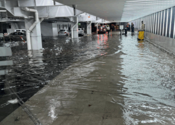 Lluvias paralizan el AICM y desvían vuelos a Acapulco; septiembre traerá más tormentas