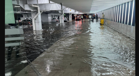 Lluvias paralizan el AICM y desvían vuelos a Acapulco; septiembre traerá más tormentas