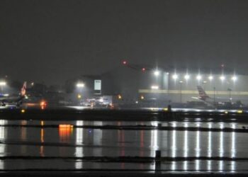 Lluvias récord inundan la CDMX y detienen operaciones en el AICM