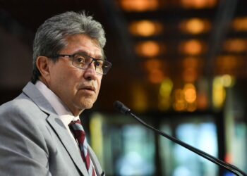 Monreal propone reforma tras quedar en buró de crédito por suscripción digital