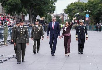 Claudia Sheinbaum encabeza su primer desfile militar como presidenta de México