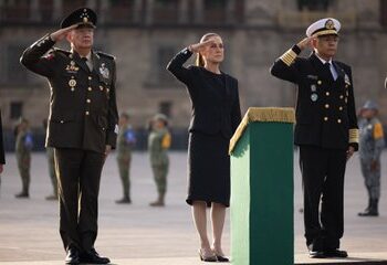 Sheinbaum encabeza homenaje a víctimas de los sismos en el Zócalo
