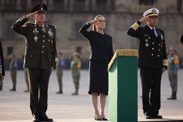 Sheinbaum encabeza homenaje a víctimas de los sismos en el Zócalo