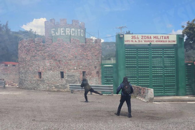 Estudiantes de Ayotzinapa lanzan petardos contra cuartel militar en Chilpancingo