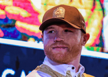 Operan del codo a Canelo Álvarez; volvería a pelear en mayo de 2026