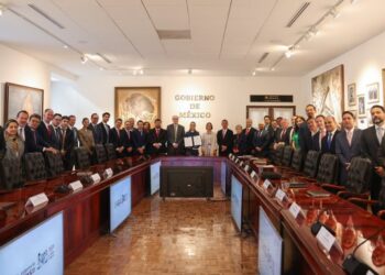 Sheinbaum renueva acuerdo con gasolineros para mantener estable el precio de la gasolina