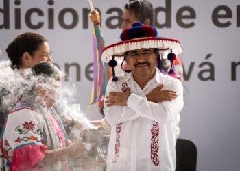 Hugo Aguilar recibe bastón de mando de pueblos indígenas como presidente de la Corte