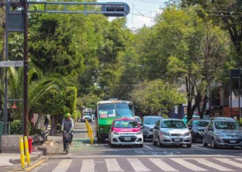 Gobierno capitalino busca acuerdo con transportistas para evitar bloqueos por aumento de tarifas