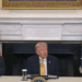 Trump dice que los cárteles dominan México, pero elogia a Sheinbaum como “una mujer valiente”