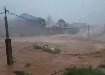 Huracán ‘Melissa’ azota Jamaica con vientos de 295 km/h; se dirige a Cuba y Bahamas