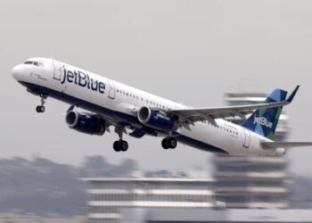 Vuelo de JetBlue de Cancún aterriza de emergencia en Florida; FAA investiga posible falla técnica