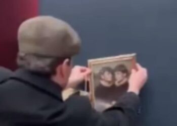 Jóvenes burlan seguridad del Louvre y cuelgan su retrato en la sala de la Mona Lisa