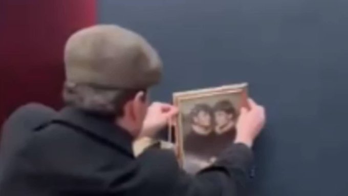 Jóvenes burlan seguridad del Louvre y cuelgan su retrato en la sala de la Mona Lisa