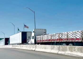Suben tarifas en el puente internacional de Eagle Pass; transportistas expresan rechazo