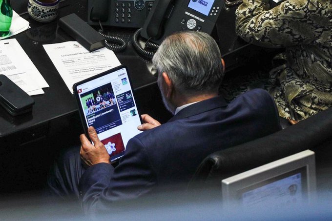 Fotógrafos son retirados del Senado tras captar a Adán Augusto viendo noticias deportivas