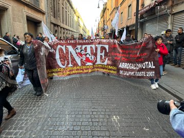 CNTE rompe cerco en el Centro y instala plantón tras choques con la policía