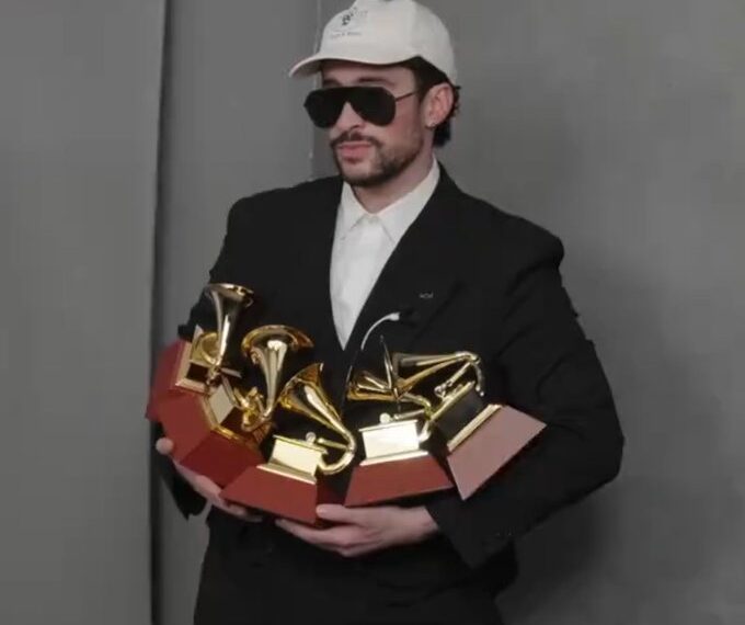 Bad Bunny domina los Latin Grammy 2025; Karol G emociona y Alejandro Sanz sorprende
