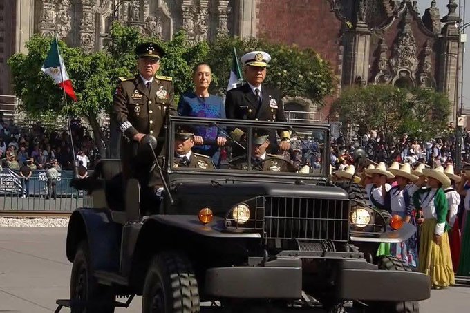 Desfile del 20 de noviembre reúne a miles en el Zócalo; Sheinbaum defiende la justicia y la paz