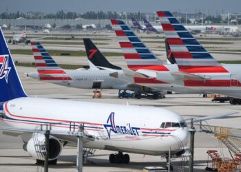 Tensión en aeropuertos: Trump anuncia sanciones y bonos en medio del cierre de gobierno