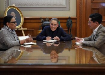 Sheinbaum dialoga con el papa León XIV y le extiende invitación para visitar México