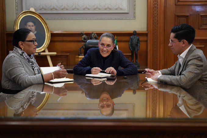 Sheinbaum dialoga con el papa León XIV y le extiende invitación para visitar México
