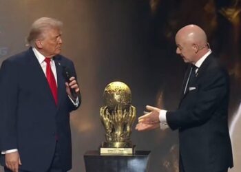 Acusan a Infantino de romper neutralidad de la FIFA con premio a Trump