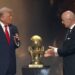 Acusan a Infantino de romper neutralidad de la FIFA con premio a Trump