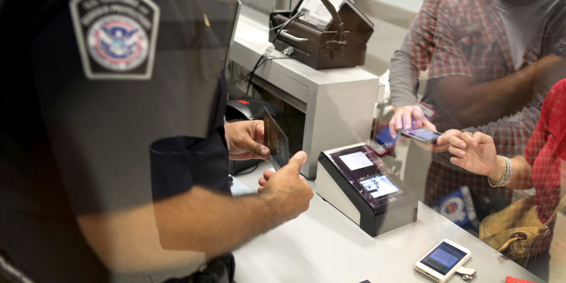 Estados Unidos endurece salidas y entradas: extranjeros deberán entregar datos biométricos