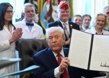 Trump reordena la política sobre la marihuana y la mueve a una categoría de menor riesgo