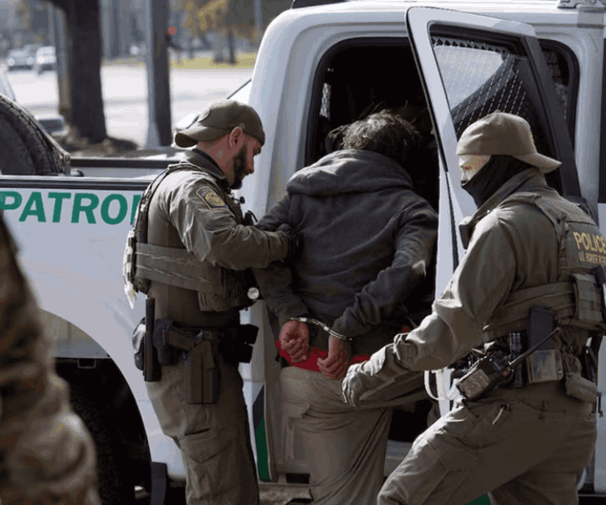Patrulla Fronteriza advierte sanciones y niega que exista apertura en la frontera
