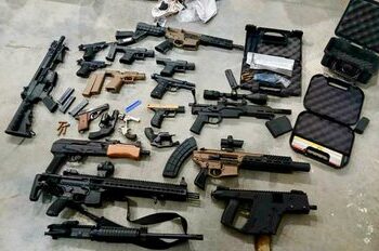 Estados Unidos decomisa 138 armas que serían enviadas a México; Ronald Johnson destaca operativo contra el tráfico ilegal