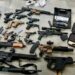 Estados Unidos decomisa 138 armas que serían enviadas a México; Ronald Johnson destaca operativo contra el tráfico ilegal