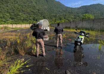 Autoridades federales decomisan hidrocarburo y vehículos durante cateo en Río Blanco, Veracruz