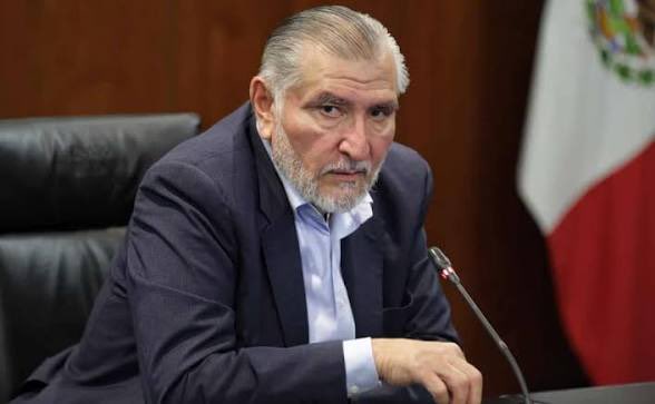 Adán Augusto evita pronunciarse sobre su situación migratoria tras reaparecer en el Senado