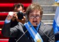 Milei firma decreto para impedir el ingreso y expulsar a extranjeros que promuevan odio contra Argentina