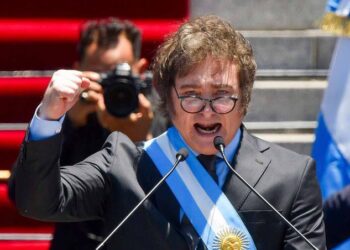 Milei firma decreto para impedir el ingreso y expulsar a extranjeros que promuevan odio contra Argentina