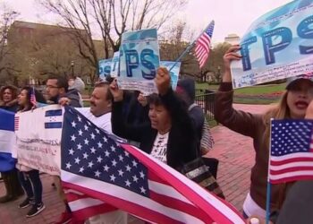 Juez mantiene vigentes los permisos de trabajo para miles de migrantes protegidos por el TPS