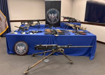 Aseguran arsenal de alto poder tras desarticular red de tráfico de armas en Arizona