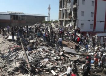 Sismo de 7.4 sacude Colombia y deja decenas de edificios colapsados y 111 muertos