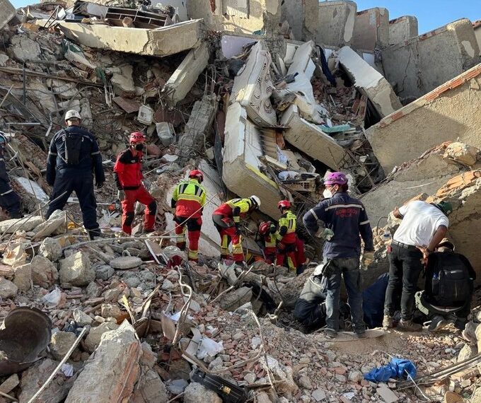 Rescatistas buscan sobrevivientes tras terremoto que deja más de 250 muertos en Colombia
