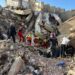 Rescatistas buscan sobrevivientes tras terremoto que deja más de 250 muertos en Colombia