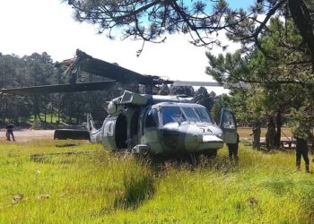 Aterrizaje de emergencia sorprende a Eduardo Ramírez durante gira de trabajo en Chiapas