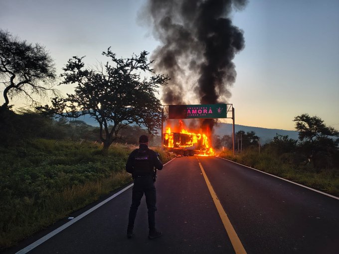Violencia en Michoacán: bloqueos y quema de vehículos obligan a desplegar fuerzas federales