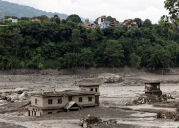 Nepal enfrenta una tragedia tras una riada que dejó decenas de muertos y desaparecidos