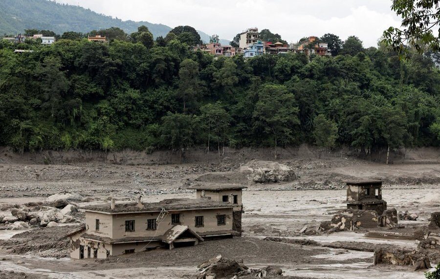 Nepal enfrenta una tragedia tras una riada que dejó decenas de muertos y desaparecidos
