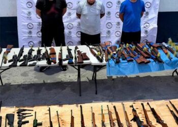 Aseguran arsenal de 210 armas en Nuevo León; presuntamente iba a grupos criminales