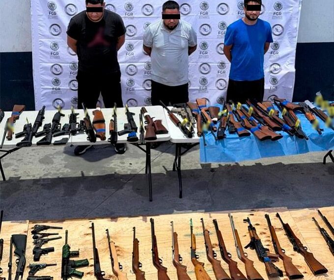 Aseguran arsenal de 210 armas en Nuevo León; presuntamente iba a grupos criminales